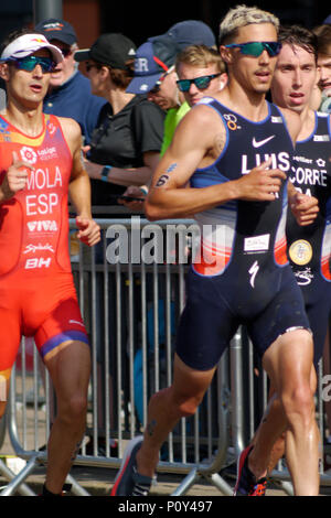 Leeds, UK, 10. Juni 2018. Mario Mola, Nummer 1, von Spanien, beim Laufen, mit der 3. platzierte Mitbewerber, Vincent Luis von Frankreich, Nummer 6, auf dem Weg zu einem zweiten Platz in der ITU World Triathlon Leeds. Credit: Jonathan Sedgwick/Alamy Leben Nachrichten. Stockfoto