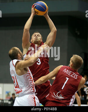 Provinz Bulacan, Philippinen. 10 Juni, 2018. Edgars Krumins (C) von Lettland Mias gegen Duje Kaliterna von Kroatien (L) während der Men's Pool 3D/3D Match an der FIBA 3x3 Wm in der Provinz Bulacan, die Philippinen, 10. Juni 2018. Lettland gewann 21-19. Credit: rouelle Umali/Xinhua/Alamy leben Nachrichten Stockfoto