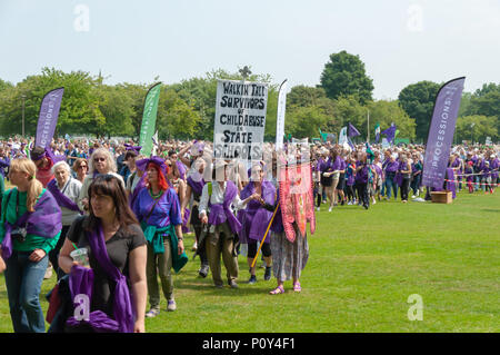 Edinburgh, Schottland, Großbritannien. 10 Juni, 2018. Das Edinburgh Prozessionen Artwork. März feiert 100 Jahre seit der Britische Frauen das Wahlrecht gewonnen. Tausende von Frauen kamen zusammen, um in den vier Hauptstädten der UK, Belfast, Cardiff, Edinburgh und London. Die Teilnehmer trugen entweder ein Grün, Weiß oder violett Schal und in Streifen zu Fuß durch die Straßen der Stadt die Farben der Suffragetten darzustellen. Die Veranstaltung wurde von 14-18 JETZT, das ist ein kulturelles Programm markng den 100. Jahrestag des Ersten Weltkrieges organisiert. Credit: Skully/Alamy leben Nachrichten Stockfoto