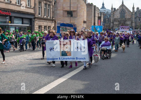 Edinburgh, Schottland, Großbritannien. 10 Juni, 2018. Das Edinburgh Prozessionen Artwork. März feiert 100 Jahre seit der Britische Frauen das Wahlrecht gewonnen. Tausende von Frauen kamen zusammen, um in den vier Hauptstädten der UK, Belfast, Cardiff, Edinburgh und London. Die Teilnehmer trugen entweder ein Grün, Weiß oder violett Schal und in Streifen zu Fuß durch die Straßen der Stadt die Farben der Suffragetten darzustellen. Die Veranstaltung wurde von 14-18 JETZT, das ist ein kulturelles Programm markng den 100. Jahrestag des Ersten Weltkrieges organisiert. Credit: Skully/Alamy leben Nachrichten Stockfoto