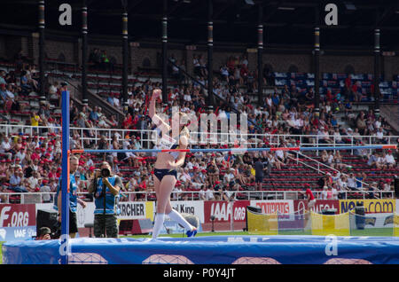 Stockholm, Schweden, 10. Juni 2018. Hochsprung Frauen auf der Diamond League - Wettbewerb in Stockholm Stadion. Sofie Skoog aus Schweden Jubel mit der Masse nach dem Löschen 190 cm. Mariya Lasitskene gewann den Wettbewerb. Credit: Jari Juntunen/Alamy leben Nachrichten Stockfoto