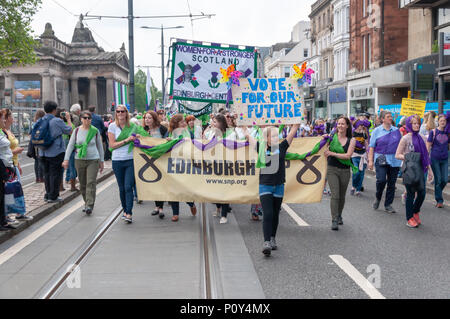 Edinburgh, Schottland, Großbritannien. 10 Juni, 2018. Das Edinburgh Prozessionen Artwork. März feiert 100 Jahre seit der Britische Frauen das Wahlrecht gewonnen. Tausende von Frauen kamen zusammen, um in den vier Hauptstädten der UK, Belfast, Cardiff, Edinburgh und London. Die Teilnehmer trugen entweder ein Grün, Weiß oder violett Schal und in Streifen zu Fuß durch die Straßen der Stadt die Farben der Suffragetten darzustellen. Die Veranstaltung wurde von 14-18 JETZT, das ist ein kulturelles Programm markng den 100. Jahrestag des Ersten Weltkrieges organisiert. Credit: Skully/Alamy leben Nachrichten Stockfoto