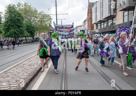 Edinburgh, Schottland, Großbritannien. 10 Juni, 2018. Das Edinburgh Prozessionen Artwork. März feiert 100 Jahre seit der Britische Frauen das Wahlrecht gewonnen. Tausende von Frauen kamen zusammen, um in den vier Hauptstädten der UK, Belfast, Cardiff, Edinburgh und London. Die Teilnehmer trugen entweder ein Grün, Weiß oder violett Schal und in Streifen zu Fuß durch die Straßen der Stadt die Farben der Suffragetten darzustellen. Die Veranstaltung wurde von 14-18 JETZT, das ist ein kulturelles Programm markng den 100. Jahrestag des Ersten Weltkrieges organisiert. Credit: Skully/Alamy leben Nachrichten Stockfoto
