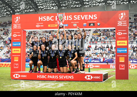 Paris, Frankreich. 10 Jun, 2018. Neuseeland Frauen Rugby sevens Mannschaft hebt die Trophäe bei Stade Jean Bouin, als der schwarze Farne sieben der HSBC Sevens Serie in Paris, Frankreich, 10. Juni 2018. Stockfoto