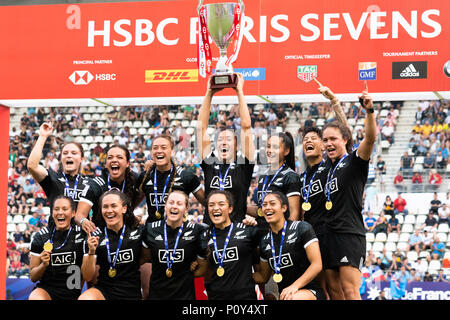 Paris, Frankreich. 10 Jun, 2018. Neuseeland Frauen Rugby sevens Mannschaft hebt die Trophäe bei Stade Jean Bouin, als der schwarze Farne sieben der HSBC Sevens Serie in Paris, Frankreich, 10. Juni 2018. Stockfoto