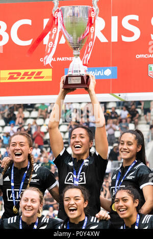 Paris, Frankreich. 10 Jun, 2018. Neuseeland Frauen Rugby sevens Mannschaft hebt die Trophäe bei Stade Jean Bouin, als der schwarze Farne sieben der HSBC Sevens Serie in Paris, Frankreich, 10. Juni 2018. Stockfoto