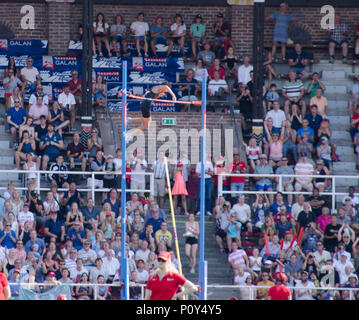 Stockholm, Schweden, 10. Juni 2018. Stabhochsprung für Männer auf der Diamond League - Wettbewerb in Stockholm Stadion. Der Sieger, Armand Duplantis seine gewinnende Sprung auf 5,86 Meter. Credit: Jari Juntunen/Alamy leben Nachrichten Stockfoto