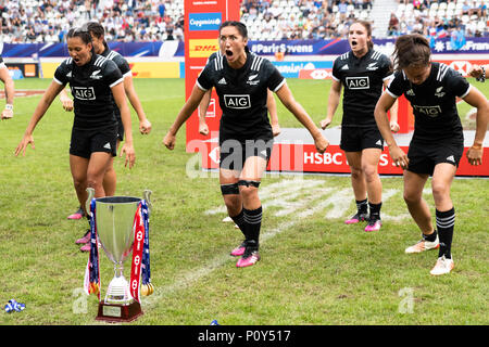 Paris, Frankreich. 10 Jun, 2018. Neuseeland Frauen Rugby sevens führt eine Haka, nachdem er HSBC Sevens Serie in Paris, Frankreich, 10. Juni 2018. Stockfoto