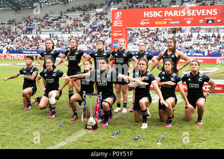 Paris, Frankreich. 10 Jun, 2018. Neuseeland Frauen Rugby sevens führt eine Haka, nachdem er HSBC Sevens Serie in Paris, Frankreich, 10. Juni 2018. Stockfoto