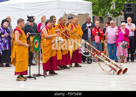 Wimborne, Dorset, Großbritannien. 10th. Juni 2018. Das Wimborne Folk Festival ist ein Publikumsmagnet für einen Tag voller Spaß beim Zuschauen der Tänzer und beim Zuhören der Musik. Tashi Lhunpo Mönche aus dem Kloster Tashi Lhunpo führen traditionelle tibetische Festtänze auf und spielen tibetische Hörner und Trommel. Quelle: Carolyn Jenkins/Alamy Live News Stockfoto
