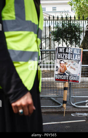 Ein Plakat lesen "Wir sind alle Hizbollah/Boykott Israel' gegen Geländer während der jährlichen pro ruht - Palästina/Israel Al Quds Tag Demonstration in Central London. Die Demonstration ist vor allem umstritten, in der Stadt für die Flying der Hisbollah, Fahnen, die in der Regel im Laufe des dauert es. Stockfoto