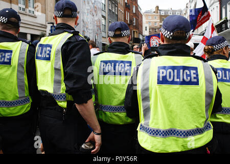 Polizisten enthalten eine Gruppe von rechtsextremen Demonstranten Störungen neben der jährlichen pro-Palästina/anti-Israel Al Quds Tag Demonstration in Central London. Die Demonstration ist vor allem umstritten, in der Stadt für die Flying der Hisbollah, Fahnen, die in der Regel im Laufe des dauert es. Stockfoto