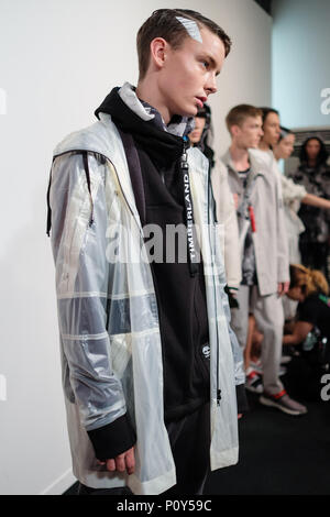 London, Großbritannien. 10. Juni 2018. Ein Modell backstage vor der Christopher Raeburn zeigen während der London Fashion Week Männer Juni 2018 an der BFC zeigen Raum am 10. Juni in London, England 2018. Credit: Krisztian Pinter/Alamy leben Nachrichten Stockfoto