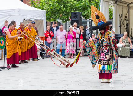 Wimborne, Dorset, Großbritannien. 10th. Juni 2018. Das Wimborne Folk Festival ist ein Publikumsmagnet für einen Tag voller Spaß beim Zuschauen der Tänzer und beim Zuhören der Musik. Tashi Lhunpo Mönche aus dem Kloster Tashi Lhunpo führen traditionelle tibetische Festtänze auf und spielen tibetische Hörner und Trommel. Quelle: Carolyn Jenkins/Alamy Live News Stockfoto