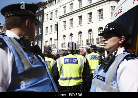 London, Großbritannien. 10 Juni, 2018. Polizisten enthalten eine Gruppe von rechtsextremen Demonstranten Störungen neben der jährlichen pro-Palästina/anti-Israel Al Quds Tag Demonstration in Central London. Die Demonstration ist vor allem umstritten, in der Stadt für die Flying der Hisbollah, Fahnen, die in der Regel im Laufe des dauert es. Quelle: David Cliff/SOPA Images/ZUMA Draht/Alamy leben Nachrichten Stockfoto