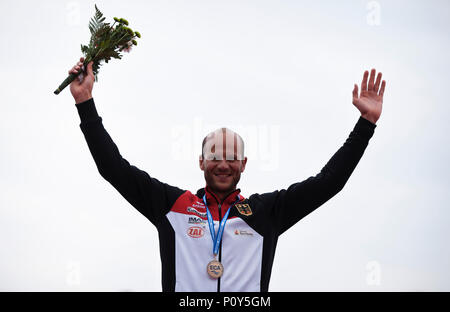 10. Juni 2018, Ada Ciganlija Regattabahn, Belgrad, Serbien; ECA Canoe Sprint und Paracanoe hochrangige europäische Meisterschaften; Max Hoff von GER feiert während der siegerehrung für Kayak Single (K1), 5000-m-Rennen Stockfoto