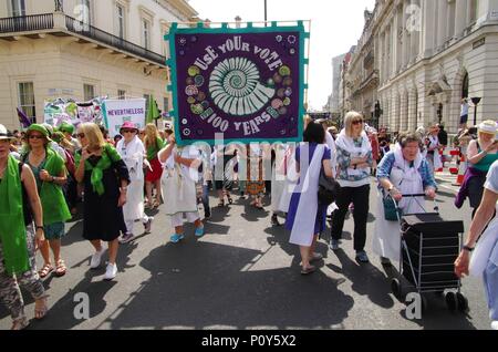 London, Großbritannien. 10. Juni 2018. Prozessionen am 10. Juni 2018 eine Feier von 100 Jahren Frauen, die Abstimmung, März durch London von der Artischocke Trust organisiert. Credit: Haydn Wheeler/Alamy leben Nachrichten Stockfoto
