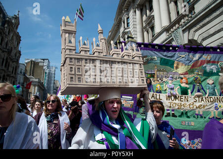 London, Großbritannien. 10. Juni20118. Central London. Frauen und Mädchen nehmen an Prozessionen, eine Masse an Kunstwerken produziert von Artischocke und von 14-18 jetzt in Betrieb genommen. Eine Frau trägt einen Karton Modell der Häuser des Parlaments auf dem Kopf und weißen, violetten und grünen Schärpen Credit: Jenny Matthews/Alamy leben Nachrichten Stockfoto