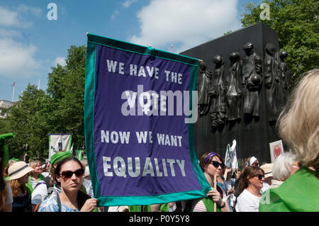 London, Großbritannien. 10. Juni20118. Central London. Frauen und Mädchen nehmen an Prozessionen, eine Masse an Kunstwerken produziert von Artischocke und von 14-18 jetzt in Betrieb genommen. Frauen vor der Women's War Memorial in Whitehall halten ein Banner mit der Aufschrift "Wir haben die Abstimmung haben jetzt wollen wir Chancengleichheit der Geschlechter". Credit: Jenny Matthews/Alamy leben Nachrichten Stockfoto