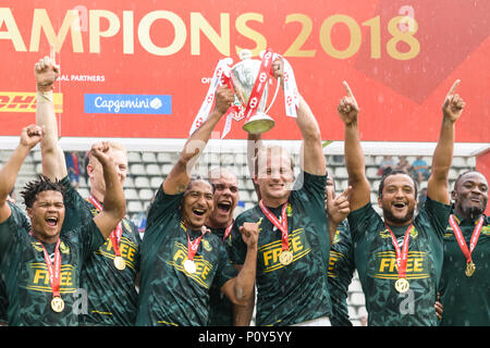 Paris, Frankreich. 10 Jun, 2018. Südafrika sevens Rugby Team hebt die Trophäe, nachdem er das Finale gegen England während der HSBC Sevens Serie Paris. Südafrika gewinnt sowohl das Turnier und die 2018 HSBC Sevens World Series. Paris, Frankreich, 10. Juni 2018. Stockfoto