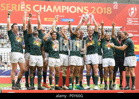 Paris, Frankreich. 10 Jun, 2018. Südafrika sevens Rugby Team hebt die Trophäe, nachdem er das Finale gegen England während der HSBC Sevens Serie Paris. Südafrika gewinnt sowohl das Turnier und die 2018 HSBC Sevens World Series. Paris, Frankreich, 10. Juni 2018. Stockfoto