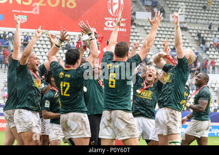 Paris, Frankreich. 10 Jun, 2018. Südafrika sevens Rugby Team hebt die Trophäe, nachdem er das Finale gegen England während der HSBC Sevens Serie Paris. Südafrika gewinnt sowohl das Turnier und die 2018 HSBC Sevens World Series. Paris, Frankreich, 10. Juni 2018. Stockfoto