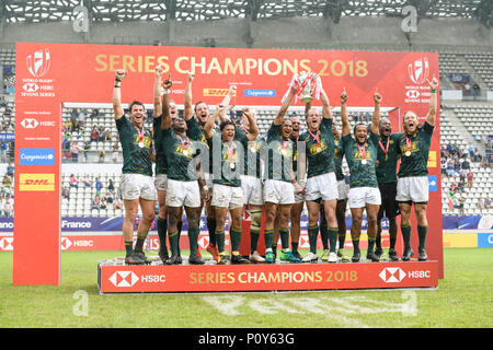 Paris, Frankreich. 10 Jun, 2018. Südafrika sevens Rugby Team hebt die Trophäe, nachdem er das Finale gegen England während der HSBC Sevens Serie Paris. Südafrika gewinnt sowohl das Turnier und die 2018 HSBC Sevens World Series. Paris, Frankreich, 10. Juni 2018. Stockfoto