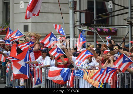 New York, USA. 10. Juni 2018. Manhattan, New York: Jährliche Puerto Rican Day Parade 2018 auf der 5th Avenue in New York City. Credit: Ryan Rahman/Alamy leben Nachrichten Stockfoto