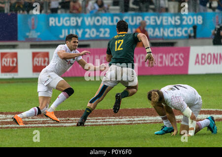 Paris, Frankreich. 10 Jun, 2018. Die Springboks player Ruhan Nel durch die englische Verteidigung während Südafrika Sieg in der Endrunde der HSBC Paris Sevens Serie geht. Südafrika gewinnt sowohl das Turnier und die 2018 Sevens World Series. Paris, Frankreich, 10. Juni 2018. Stockfoto