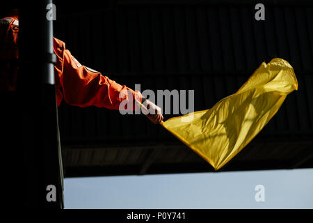 Wenig Budworth, Cheshire, UK. 10 Juni, 2018. Gelbe Achtung-Flagge Geschwenkt während der Dunlop MSA British Touring Car Championship in Oulton Park (Foto durch Gergo Toth/Alamy Live News) Credit: Gergo Toth/Alamy leben Nachrichten Stockfoto