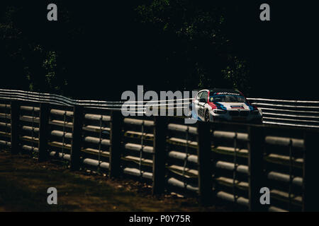 Wenig Budworth, Cheshire, UK. 10 Juni, 2018. BTCC driver Colin Turkington und Team BMW Antriebe während der Dunlop MSA British Touring Car Championship in Oulton Park (Foto durch Gergo Toth/Alamy Live News) Credit: Gergo Toth/Alamy leben Nachrichten Stockfoto