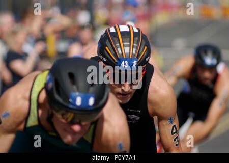 Leeds, Großbritannien. 10. Juni 2018. Marco van der Stel, Nummer 43, von den Niederlanden, während das Fahrrad Abschnitt des Ereignisses die ITU World Series Triathlon Leeds mens'. Credit: Jonathan Sedgwick/Alamy Leben Nachrichten. Stockfoto
