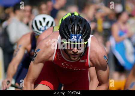 Leeds, Großbritannien. 10. Juni 2018. Alois Knabi, Nummer 32, Österreichs, während das Fahrrad Abschnitt des Ereignisses die ITU World Series Triathlon Leeds mens'. Credit: Jonathan Sedgwick/Alamy Leben Nachrichten. Stockfoto