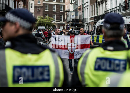 Eine elektronische Datenverbindung (EDL) (English Defence League, ganz rechts Gruppe) Supporter gesehen Holding eine EDL-Flagge in den Zähler-Demo. Hunderte von anti-israelischen Demonstranten durch die Straßen, die auf der jährlichen Al Quds Tag marschierten. Durch Ayatollah Khomeini im Jahr 1979 Unterstützung für Palästina zu zeigen und die Existenz Israels und die Protestaktion von der zionistischen Föderation widersetzen. Stockfoto