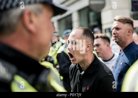 Eine elektronische Datenverbindung (EDL) (English Defence League, ganz rechts Gruppe) Unterstützer in den Zähler-Demo schreien die Polizei. Hunderte von anti-israelischen Demonstranten durch die Straßen, die auf der jährlichen Al Quds Tag marschierten. Durch Ayatollah Khomeini im Jahr 1979 Unterstützung für Palästina zu zeigen und die Existenz Israels und die Protestaktion von der zionistischen Föderation widersetzen. Stockfoto