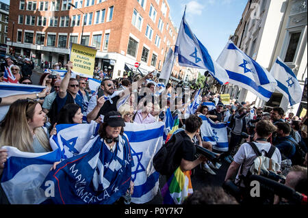 Israelische Fahnen auf der pro-zionistischen Counter - Demo. Hunderte von anti-israelischen Demonstranten durch die Straßen, die auf der jährlichen Al Quds Tag marschierten. Durch Ayatollah Khomeini im Jahr 1979 Unterstützung für Palästina zu zeigen und die Existenz Israels und die Protestaktion von der zionistischen Föderation widersetzen. Stockfoto