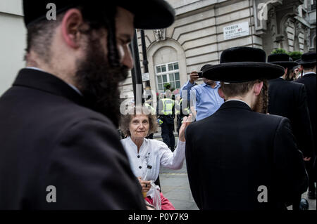 Eine Frau sagte, das Hame auf Sie zu den orthodoxen Juden Unterstützer von Palästina. Hunderte von anti-israelischen Demonstranten durch die Straßen, die auf der jährlichen Al Quds Tag marschierten. Durch Ayatollah Khomeini im Jahr 1979 Unterstützung für Palästina zu zeigen und die Existenz Israels und die Protestaktion von der zionistischen Föderation widersetzen. Stockfoto