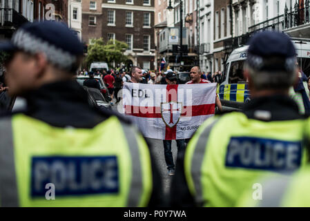 London, Großbritannien. 10 Juni, 2018. Eine elektronische Datenverbindung (EDL) (English Defence League, ganz rechts Gruppe) Supporter gesehen Holding eine EDL-Flagge in den Zähler-Demo. Hunderte von anti-israelischen Demonstranten durch die Straßen, die auf der jährlichen Al Quds Tag marschierten. Durch Ayatollah Khomeini im Jahr 1979 Unterstützung für Palästina zu zeigen und die Existenz Israels und die Protestaktion von der zionistischen Föderation widersetzen. Credit: Brais G. Rouco/SOPA Images/ZUMA Draht/Alamy leben Nachrichten Stockfoto