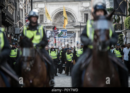 London, Großbritannien. 10 Juni, 2018. Die pro-palästinensische Demonstration head Protector der Polizei. Hunderte von anti-israelischen Demonstranten marschierten durch die Straßen, die auf der jährlichen Al Quds Tag. Durch Ayatollah Khomeini im Jahr 1979 Unterstützung für Palästina zu zeigen und die Existenz Israels und die Protestaktion von der zionistischen Föderation widersetzen. Credit: Brais G. Rouco/SOPA Images/ZUMA Draht/Alamy leben Nachrichten Stockfoto