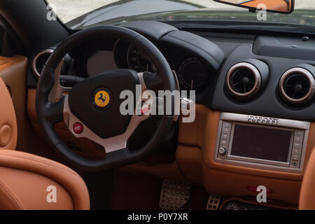 Torino, Italien. 10. Juni 2018. Detail von Armaturenbrett und Lenkrad des Ferrari California Stockfoto