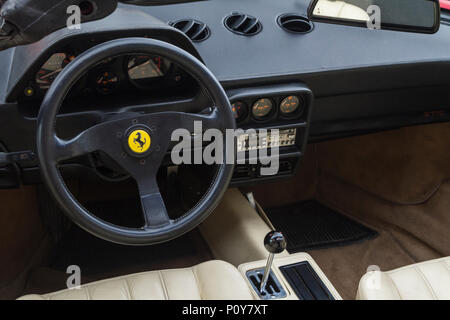 Torino, Italien. 10. Juni 2018. Detail von Armaturenbrett und Lenkrad des Ferrari 328 GTS Stockfoto