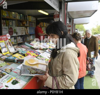 Lissabon, Portugal. 10 Juni, 2018. Menschen besuchen die 88. Buchmesse in Lissabon Lissabon, die Hauptstadt von Portugal, am 10. Juni 2018. Die 20-Tage Buchmesse endet am 13. Juni. Credit: Zhang Liyun/Xinhua/Alamy leben Nachrichten Stockfoto