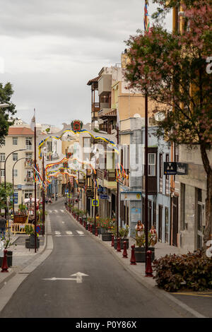 Orotava, Teneriffa, Kanarische Inseln, Juni 10, 2018: Tausende von Menschen in Kanaren Trachten nehmen Sie die Straßen auf einem Festival und eine Wallfahrt nach Land Traditionen in La Orotava, Teneriffa, Kanarische Inseln feiern, zu Ehren von San Isidro Labrador und Santa Maria de la Cabeza, Gönner des Bereichs. Sie tanzen, singen, und geben Sie Essen oder Getränke an die Teilnehmer der Veranstaltung, Zuschauer oder aktiver Teilnehmer. Stockfoto