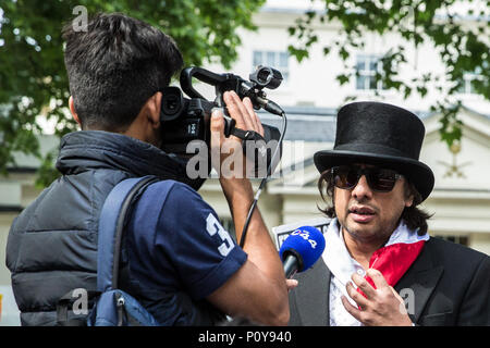 London, Großbritannien. 10 Juni, 2018. Nazim Ali von der Islamischen Menschenrechtskommission ist außerhalb der saudischen Botschaft vor der pro-palästinensischen Al Quds Tag März durch das Zentrum von London befragt. Eine internationale Veranstaltung, Es begann 1979 im Iran. Quds ist der arabische Name für Jerusalem. Credit: Mark Kerrison/Alamy leben Nachrichten Stockfoto