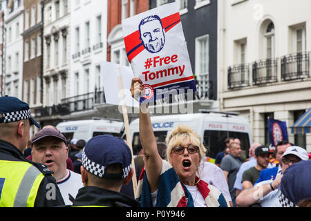 London, Großbritannien. 10 Juni, 2018. Eine Frau hält ein Plakat mit der Forderung nach Freilassung aus dem Gefaengnis von Tommy Robinson, der ehemalige Führer der English Defence League, wie sie Proteste mit Mitgliedern der rechtsextremen Gruppen gegen die pro-palästinensischen Al Quds Tag März durch das Zentrum von London von der Islamischen Menschenrechtskommission organisiert. Eine internationale Veranstaltung, Es begann 1979 im Iran. Quds ist der arabische Name für Jerusalem. Credit: Mark Kerrison/Alamy leben Nachrichten Stockfoto