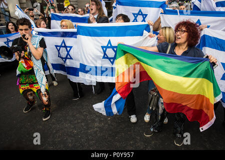 London, Großbritannien. 10 Juni, 2018. Pro-Israel Aktivisten Holding israelische Fahnen der pro-palästinensischen Al Quds Tag März durch das Zentrum von London von der Islamischen Menschenrechtskommission organisierte zu blockieren versuchen. Eine internationale Veranstaltung, Es begann 1979 im Iran. Quds ist der arabische Name für Jerusalem. Credit: Mark Kerrison/Alamy leben Nachrichten Stockfoto