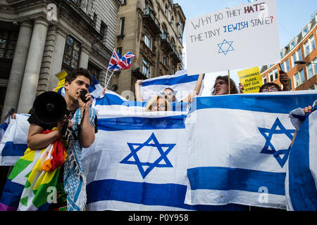 London, Großbritannien. 10 Juni, 2018. Pro-Israel Aktivisten Holding israelische Fahnen der pro-palästinensischen Al Quds Tag März durch das Zentrum von London von der Islamischen Menschenrechtskommission organisierte zu blockieren versuchen. Eine internationale Veranstaltung, Es begann 1979 im Iran. Quds ist der arabische Name für Jerusalem. Credit: Mark Kerrison/Alamy leben Nachrichten Stockfoto