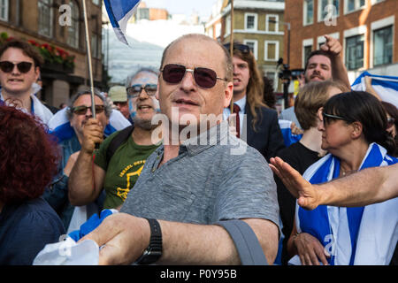 London, Großbritannien. 10 Juni, 2018. Pro-Israel Aktivisten Holding israelische Fahnen der pro-palästinensischen Al Quds Tag März durch das Zentrum von London von der Islamischen Menschenrechtskommission organisierte zu blockieren versuchen. Eine internationale Veranstaltung, Es begann 1979 im Iran. Quds ist der arabische Name für Jerusalem. Credit: Mark Kerrison/Alamy leben Nachrichten Stockfoto