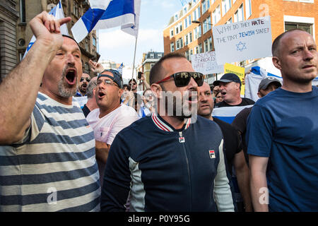 London, Großbritannien. 10 Juni, 2018. Pro-Israel Aktivisten Holding israelische Fahnen der pro-palästinensischen Al Quds Tag März durch das Zentrum von London von der Islamischen Menschenrechtskommission organisierte zu blockieren versuchen. Eine internationale Veranstaltung, Es begann 1979 im Iran. Quds ist der arabische Name für Jerusalem. Credit: Mark Kerrison/Alamy leben Nachrichten Stockfoto