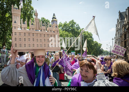 London, Großbritannien. 10. Juni 2018. Tausende von Frauen melden Sie Prozessionen 2018. Dressing in die grünen, weißen und Lila tri-Farbschema der Suffragette Frauen Soziale und Politische Union, Sie marschierten von Hyde Park, um den Parliament Square, 100 Jahre seit der Vertretung der Menschen handeln, das die britischen Frauen gaben das Wahlrecht für ein öffentliches Amt in Großbritannien. Credit: Guy Corbishley/Alamy leben Nachrichten Stockfoto